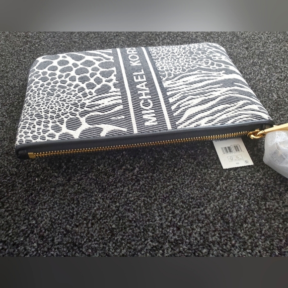 Michael Kors Jet Set Charm Wrislet - Picture 5 of 7